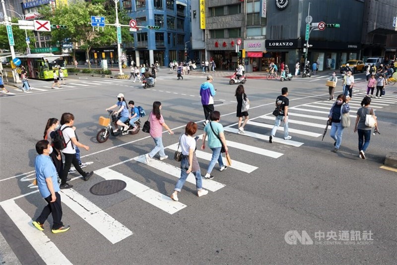 People walking a pedestrian crosswalk in Taipei. CNA file photo