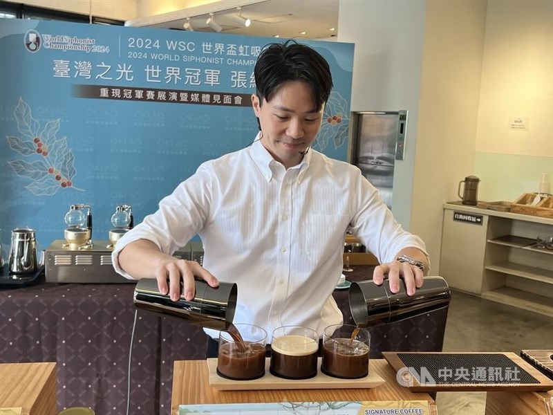 Taiwanese barista Chang Wei-shin shows off his world-beating siphoning skills in Taichung on Monday. CNA photo Nov. 4, 2024