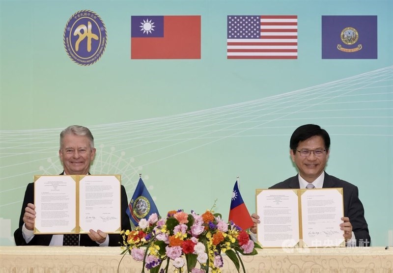 Foreign Minister Lin Chia-lung (right) and Idaho Governor Brad Little hold the MOU signed at a ceremony held at the Ministry of Foreign Affairs in Taipei. CNA photo Nov. 5, 2024