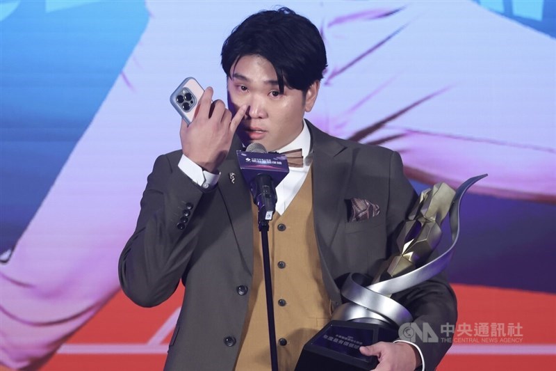 Uni-Lions pitcher Gu Lin Ruei-yang gives a speech after receiving the trophy for the CPBL MVP of the Year in Taipei Monday. CNA phot Nov. 5, 2024