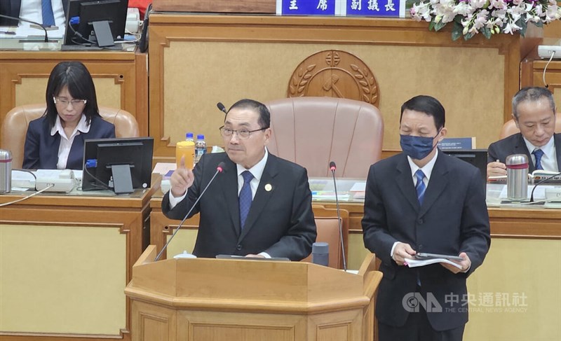 New Taipei Mayor Hou Yu-ih (center) speaks at a legislative session Wednesday for the review of amendments to an act relating to the allocation of funding between central and local governments.