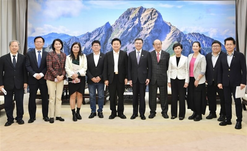 Premier Cho Jung-tai (sixth right) holds a meeting with ruling and opposition leaders at the Legislative Yuan on Thursday. Photo courtesy of the Executive Yuan Nov. 7, 2024