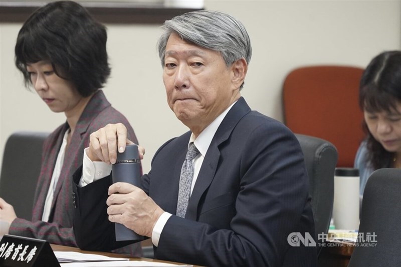 Economics Minister Kuo Jyh-huei (center). CNA photo Nov. 7, 2024