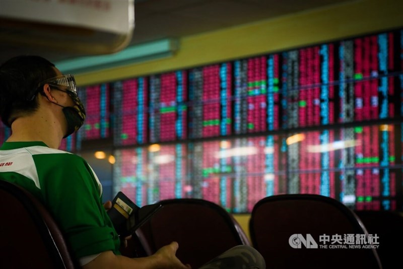 Shares in Taiwan moved higher by more than 140 points on Friday. CNA file photo