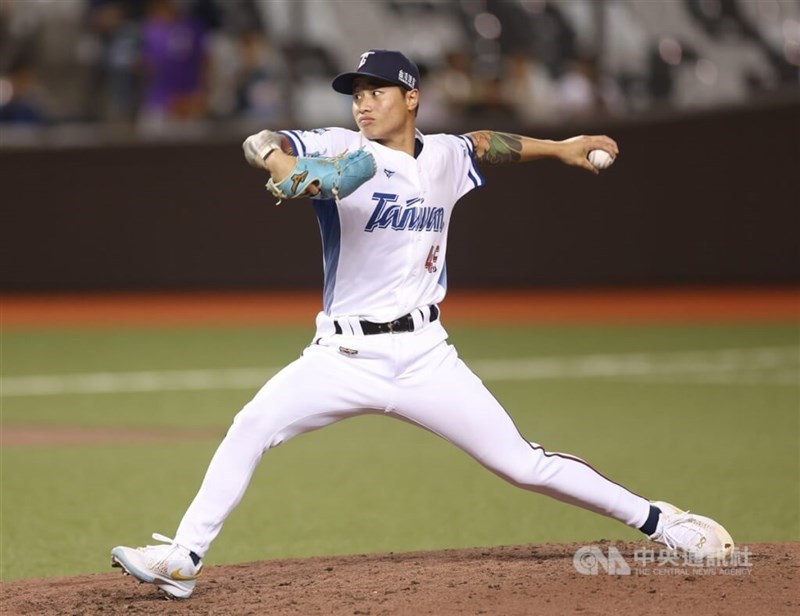 Team Taiwan Lin Yu-min throws a pitch during a warm-up game against the Czech Republic on Nov. 2, 2024. CNA file photo