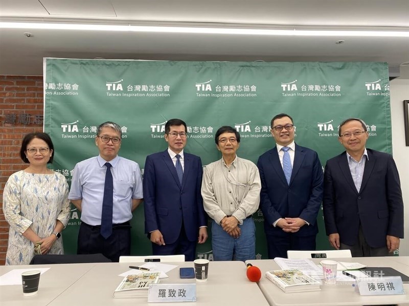 Taiwanese foreign affairs experts including Lo Chih-cheng (third left) and Chen Ming-chi (second right) attend a forum to share their views of Trump’s second presidency. CNA photo Nov. 9, 2024