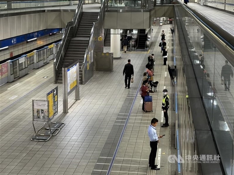 A woman randomly attacks a senior high school student with a utility knife at the MRT Xinpu Station on Saturday. CNA photo Nov. 9, 2024