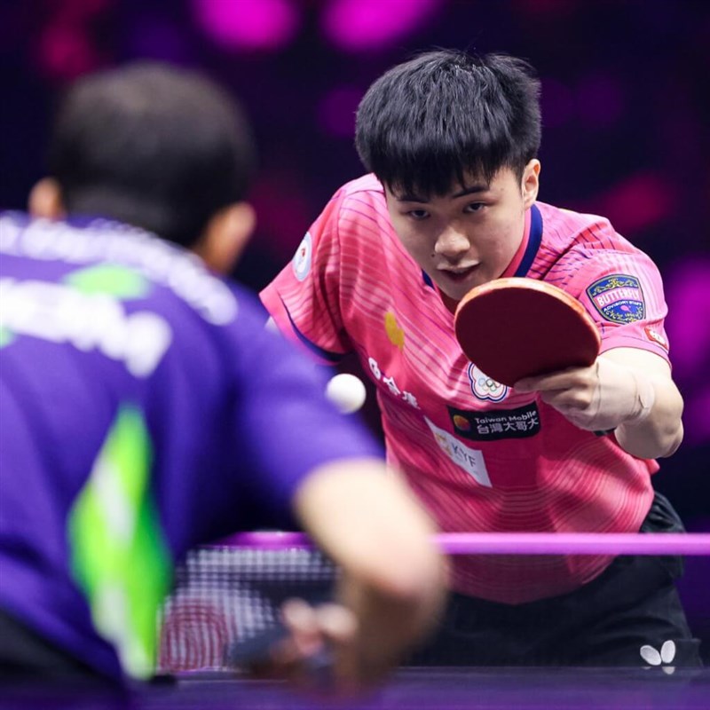 Taiwan's top male paddler Lin Yun-ju (林昀儒) plays against Hugo Calderanol of Brazil in the quarter-finals of the men's singles at the WTT Champions Frankfurt in Germany early Saturday. Photo taken from World Table Tennis facebook.com