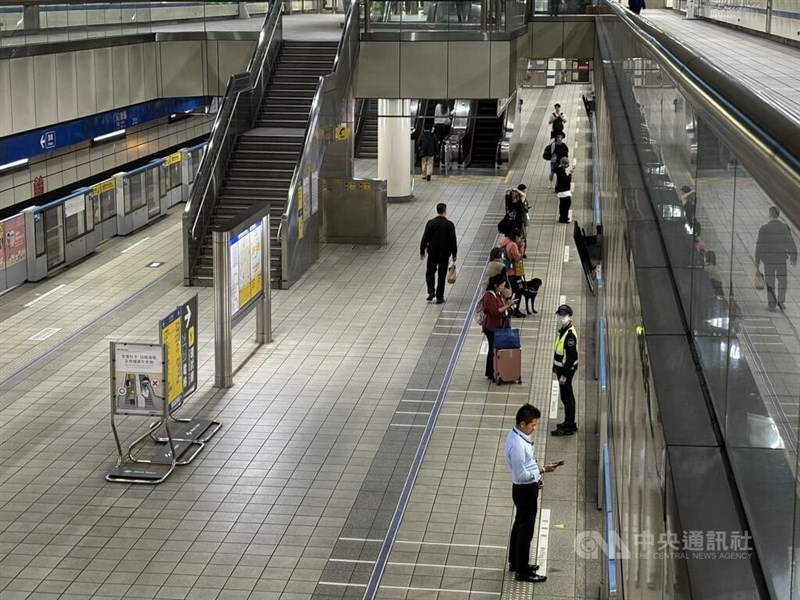 A police officer continues to stand guard at Taipei MRT Xinpu Station following the knife attack. CNA photo Nov. 9, 2024