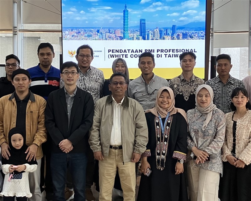 Indonesia's Deputy Representative to Taiwan Zulmartinof (third left) poses at an event in Taipei to drive the registration rate of Indonesian white-collar workers. CNA Photo Nov. 10, 2024