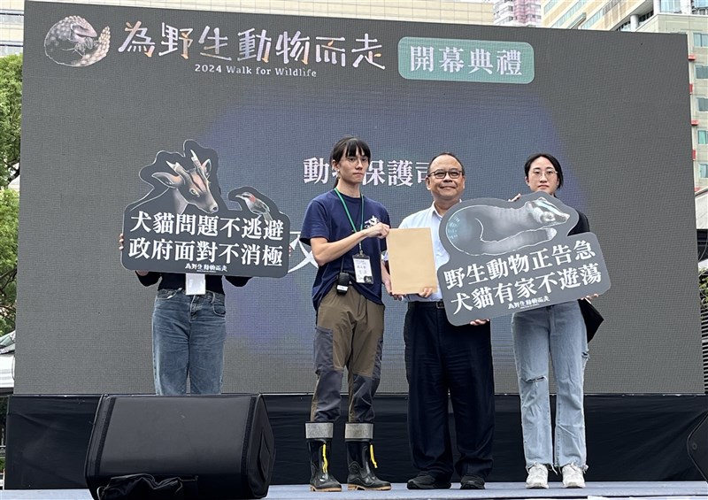 Wu Yi-ta (second left), general coordinator of the 2024 Walk for Wildlife, presents a petition to Chiang Wen-chuan (second right), head of the Ministry of Agriculture’s Animal Welfare Department, before the march begins in Taipei Sunday. CNA photo Nov. 10, 2024