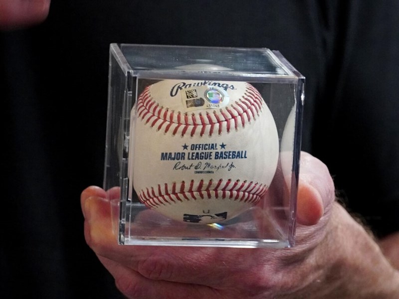 The ball hit by Los Angeles Dodgers' Japanese slugger Shohei Ohtani in the Major League Baseball (MLB) to achieve his 50th home run this season in September. Kyodo News photo