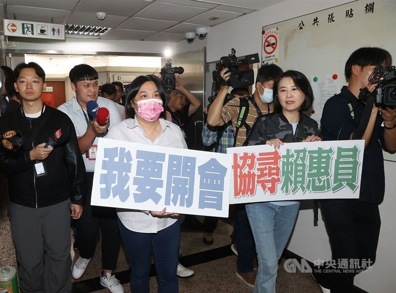 Kuomintang lawmakers Chen Yu-jen (front second left) and Wang Hung-wei (front second right) call on the ruling Democratic Progressive Party to settle the disagreement over whether the draft amendments t regulating the allocation of funding between central and local governments had cleared committee review stage according to regulations. CNA photo Nov. 11, 2024