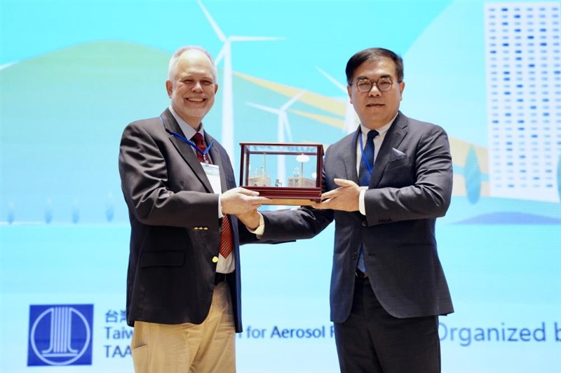 Environment Minister Peng Chi-ming (right) presents a weather station model to a NASA representative during an international air pollution workshop being held in Taiwan. Photo courtesy of the MOENV