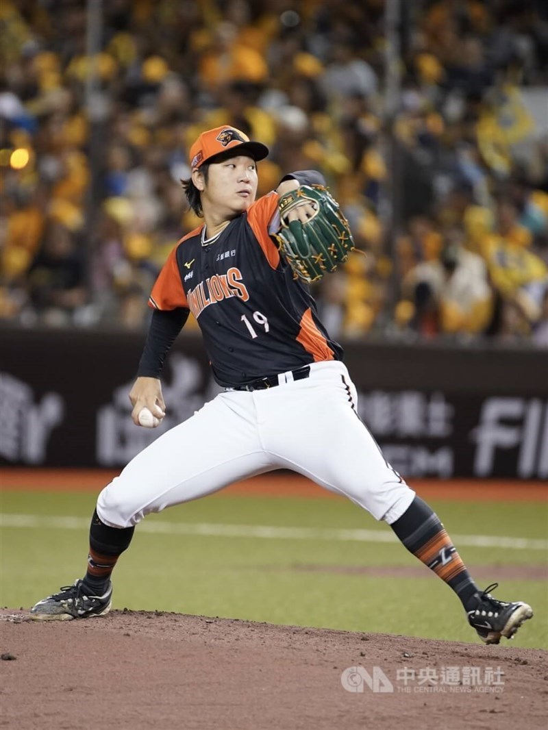 Gu Lin Ruei-yang of the Uni-President 7-Eleven Lions throws a pitch during a CPBL game on Oct. 19, 2024. CNA file photo