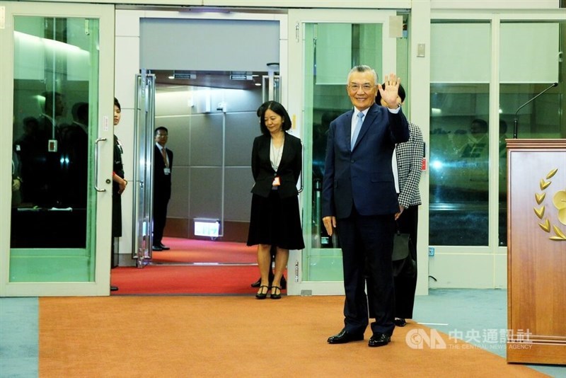 Lin Hsin-i waves goodbye as he departs Tuesday to attend the Asia-Pacific Economic Cooperation (APEC) Economic Leaders' Meeting in Lima, Peru. CNA photo Nov. 12, 2024