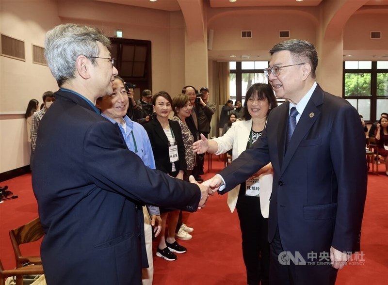 Premier Cho Jung-tai (front, right) shakes hands with a member of a visiting delegation of the Taiwan Benevolent Association of America in Taipei Wednesday. CNA photo Nov. 13, 2024