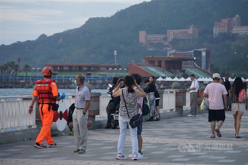 A coastguardsman patrols in Kaohsiung and advises people to stay away from the coast Thursday. CNA photo Nov. 14, 2024