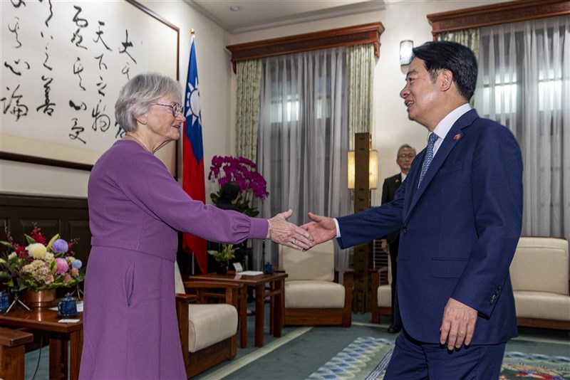 Danish parliamentarian Pia Kjærsgaard (left) and President Lai Ching-te (right). CNA photo Nov. 15, 2024