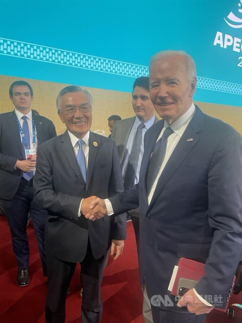 Lin Hsin-i (front left), Taiwan's envoy to the Asia-Pacific Economic Cooperation (APEC) summit, shakes hands with U.S. President Joe Biden (front right). Photo courtesy of Taiwan's APEC delegation