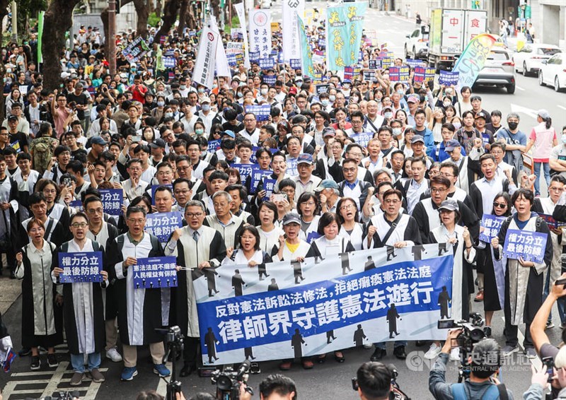 Lawyers march in protest against an amendment bill to the Constitutional Court Procedure Act in Taipei on Saturday. CNA photo Nov. 16, 2024