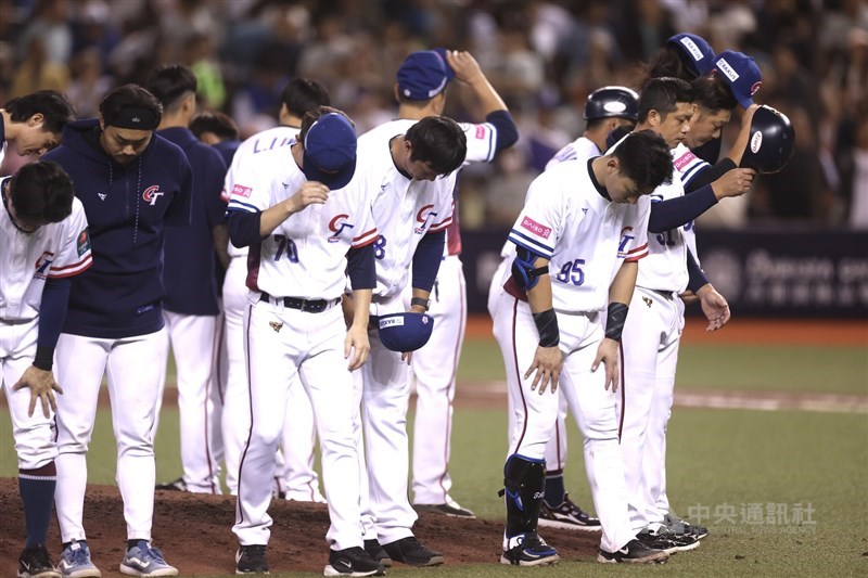 Team Taiwan players form a circle on the mound to thank fans for their support despite losing to Japan on Saturday’s game. CNA photo Nov. 16, 2024