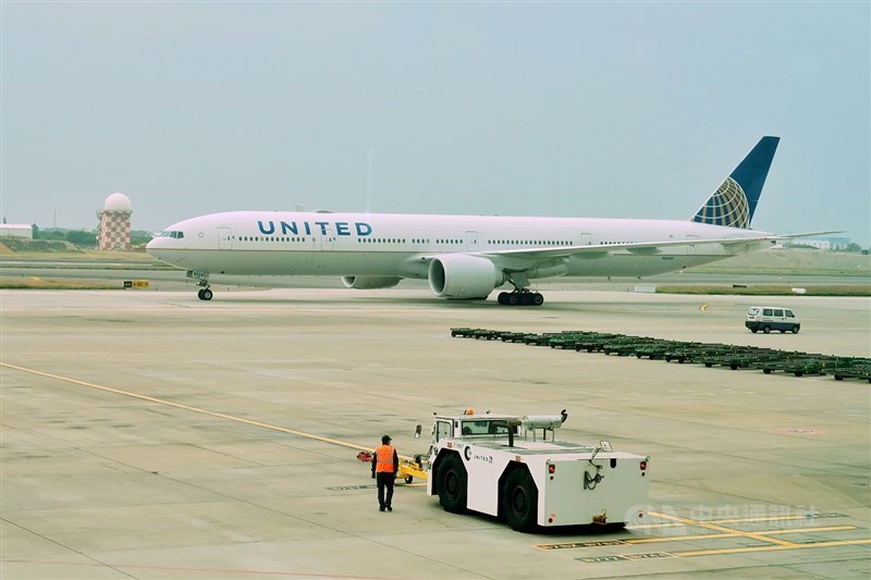 A United Airlines plane lands at Taoyuan International Airport in 2020. CNA file photo