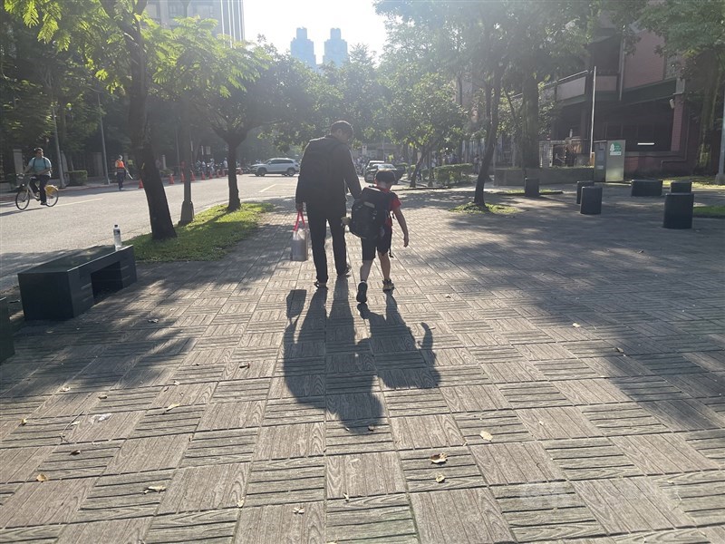 A father walks his child to school in Taipei. CNA file photo