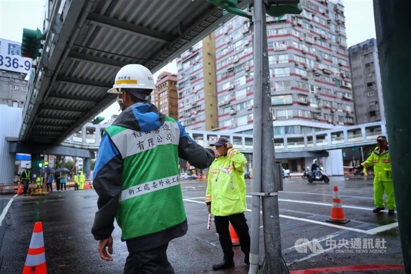 The 42-year-old pedestrian overpass in Taipei is closed off Tuesday morning awaiting its demolition later that night. CNA photo Nov. 19, 2024