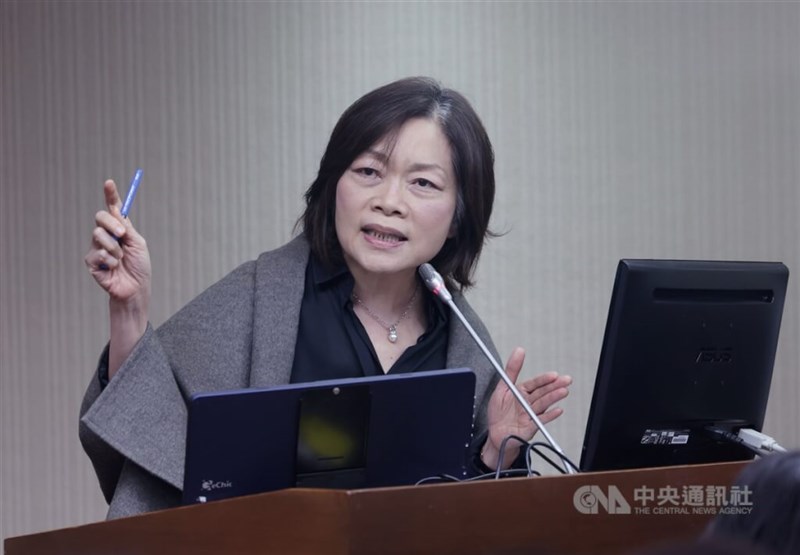 Labor Minister Ho Pei-shan (何佩珊) speaks at a legislative session on Wednesday. CNA photo Nov. 20, 2024