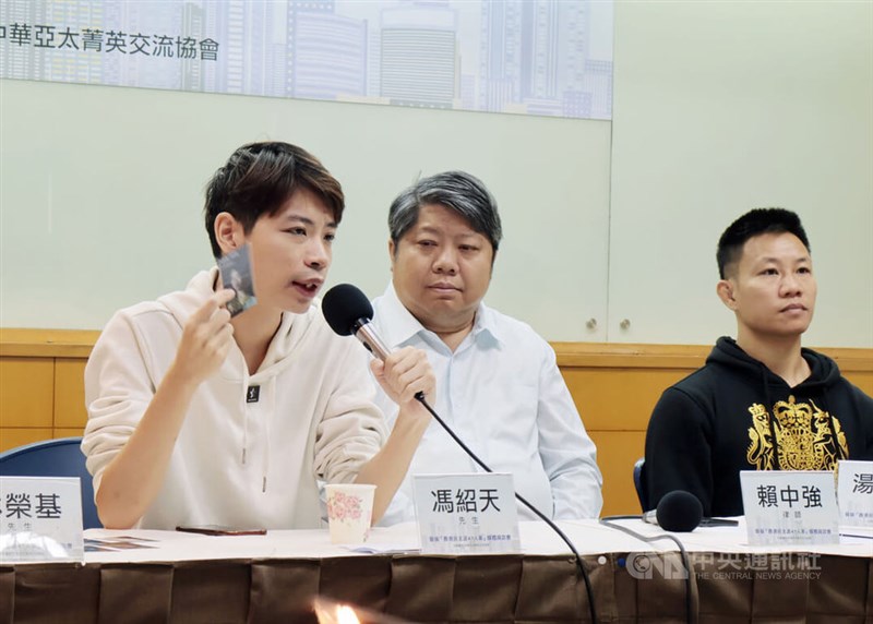 Sky Fung (馮詔天), secretary-general of Hong Kong Outlanders, a civic group of Taiwan-based Hongkongers, speaks at a news conference in Taipei. CNA photo Nov. 20, 2024