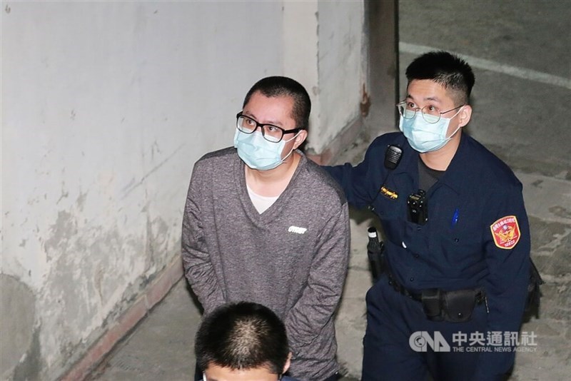 Chen Po-yen (in gray top) is escorted by police following his arrest. CNA file photo