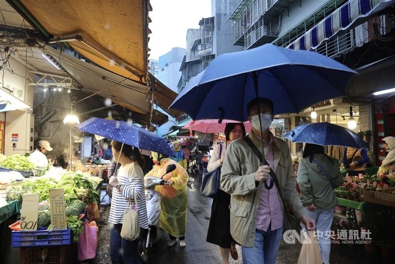 A traditional market in Taipei is bustling with shoppers amid the wet weather on Thursday morning. CNA photo Nov. 21, 2024