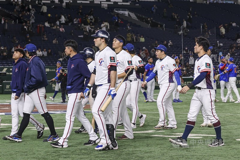 Team Taiwan players walk to the dugout after thanking their fans for their supoort following Thursday's game loss to Venezuela. CNA photo Nov. 21, 2024