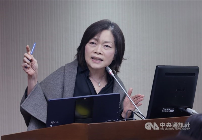 Labor Minister Ho Pei-shan (何佩珊) speaks at a legislative session on Wednesday. CNA file photo