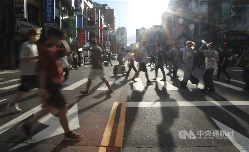 People cross a street in Taipei during morning rush hour. CNA file photo