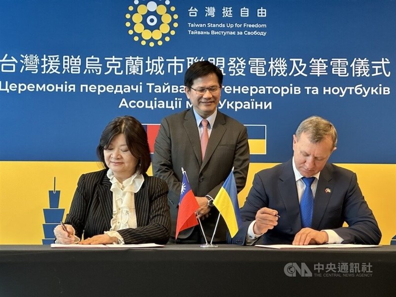 Foreign Minister Lin Chia-lung (center) witnesses the ceremony for Taiwan's donation of supplies to Ukraine. CNA photo Nov. 23, 2024