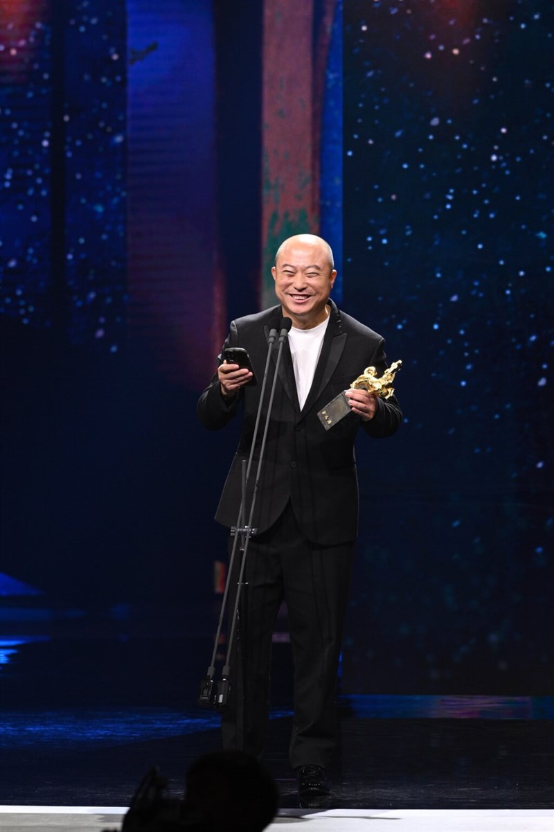 Bel Ami's director Geng Jun receives the Best Leading Actor award on behalf of Chinese actor Zhang Zhiyong, who was absent from the ceremony on Saturday due to prior work engagements. Photo courtesy of the Taipei Golden Horse Film Festival Executive Committee