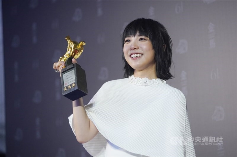 Chung Suet Ying wins Best Leading Actress for the film "The Way We Talk." CNA photo Nov. 23, 2024