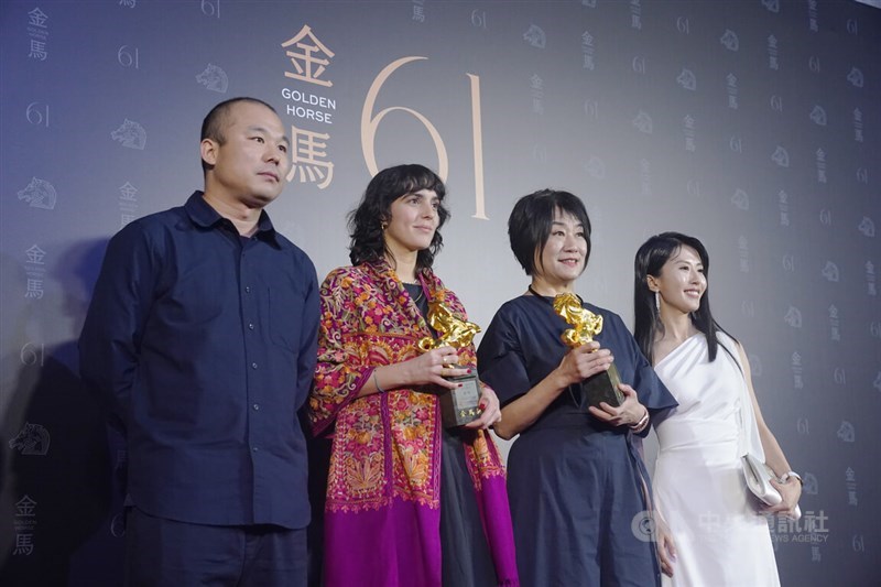 "An Unfinished Film," a Chinese docudrama about COVID-19 lockdowns, wins the Golden Horse Award for Best Narrative Feature on Saturday. Chinese director Lou Ye's wife Ma Yingli (second from right), the movie's producer, accepted the award on behalf of the film crew.