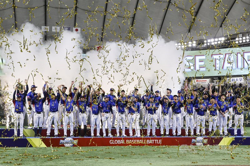 Team Taiwan celebrates its historic WBSC Premier12 win inside the Tokyo Dome on Sunday. CNA photo Nov. 24, 2024