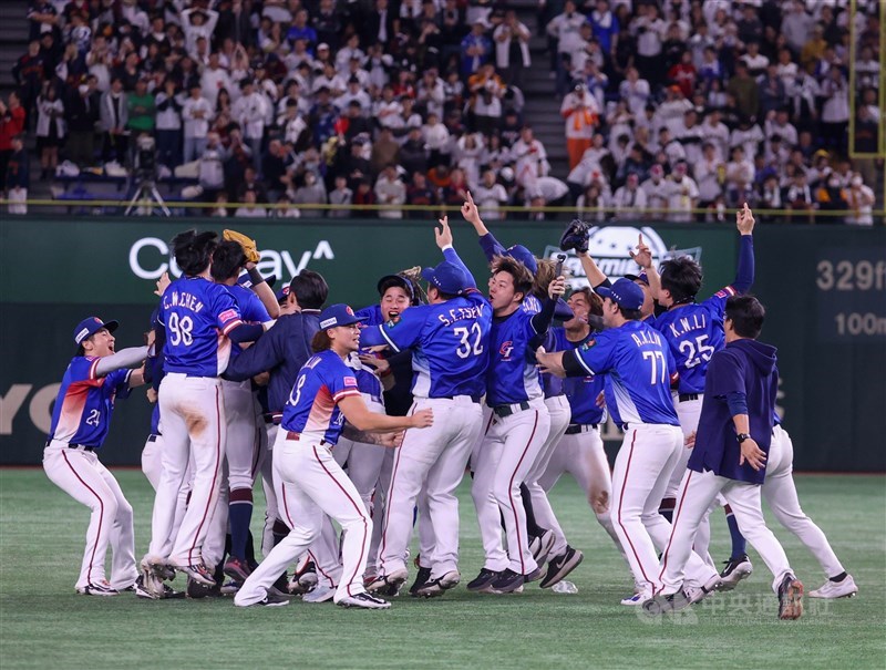 Members of Taiwan's team to the WBSC Premier12 rush into the filed of Tokyo Dome to celebrate the nation's first gold medal win at the event. CNA photo Nov. 24, 2024