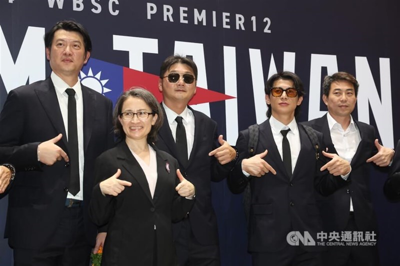 Vice President Hsiao Bi-khim (second left) poses for a group photo with pitching coach Wang Chien-ming (left), Taiwan's manager Tseng Hao-ju (center), team captain Chen Chieh-hsien (second right) and coach Lin Yueh-ping. CNA photo Nov. 25, 2024