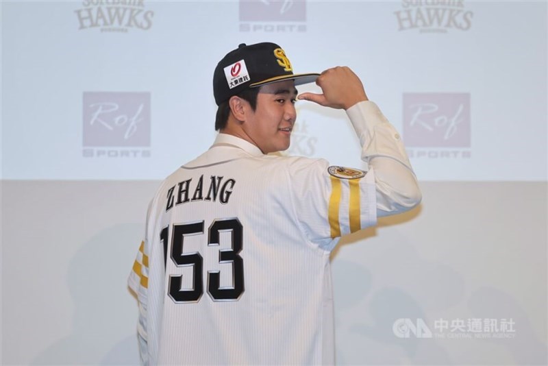 Taiwanese pitcher Zhang Jun-wei shows off his No. 153 jersey with the SoftBank Hawks in a press conference held in Taipei on Monday. CNA photo Nov. 25, 2024