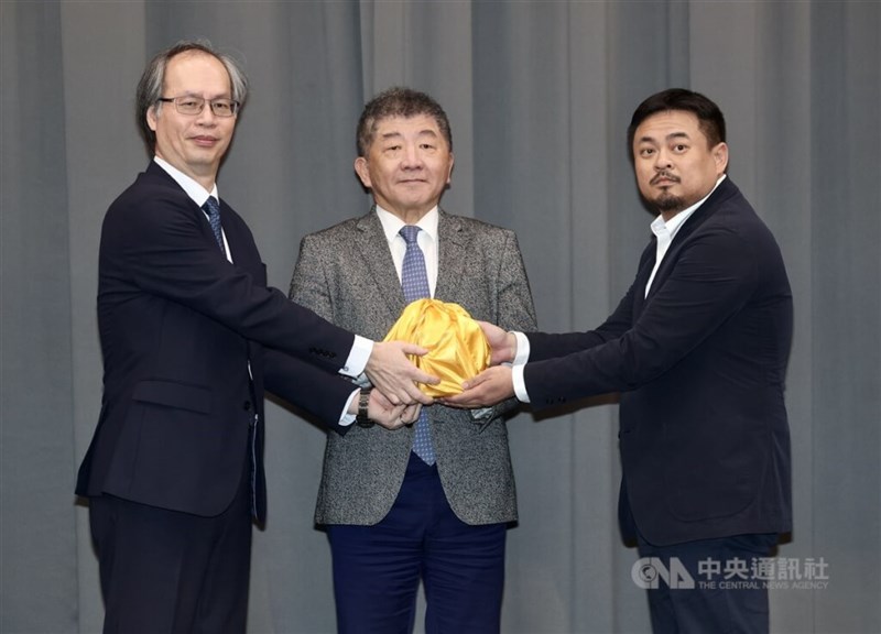 Acting Labor Minister Chen Ming-jen (left) hands over the official seal to newly appointed Minister Hung Sun-han (right) during a handover ceremony in Taipei Monday, witnessed by Minister without Portfolio Chen Shih-chung (center). CNA photo Nov. 25, 2024