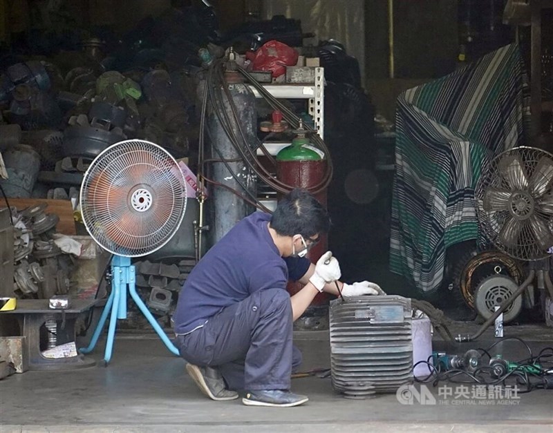 A man works on a machine tool in Kaohsiung. CNA file photo