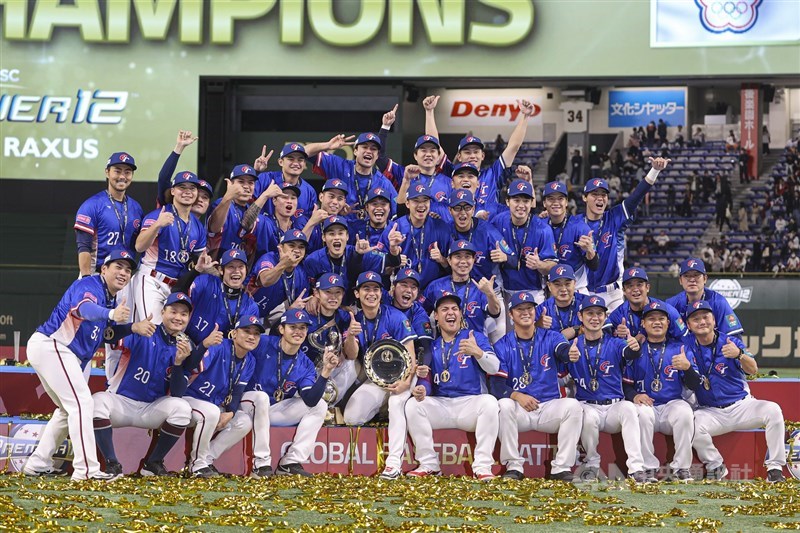 Team Taiwan manager Tseng Hao-ju (曾豪駒, seated in front row, right) poses with his players for a group photo after winning the 2024 WBSC Premier12 baseball championship in Tokyo Sunday night. CNA photo Nov. 24, 2024