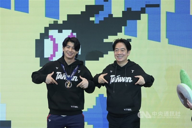 President Lai Ching-te (right) and national team captain Chen Chieh-hsien pose with a hand gesture at the Presidential Office following a ticker-tape parade in Taipei on Tuesday. CNA photo Nov. 26, 2024