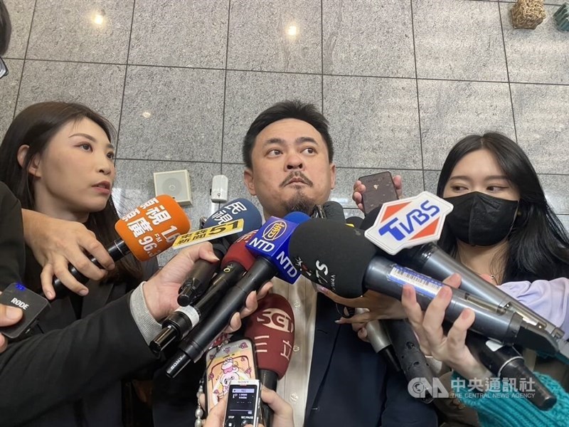 Labor Minister Hung Shen-han (center) speaks to reporters outside a WDA regional office in New Taipei on Tuesday. CNA photo Nov. 26, 2024