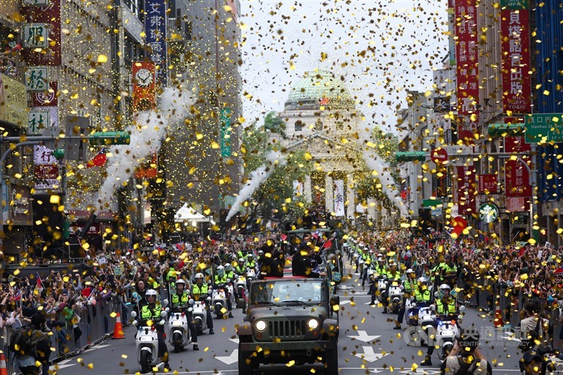 The convoy carrying Team Taiwan players is showered with ticker tapes as it passes Taipei's "Canyon of Heroes" along Guanqian Rd. during Tuesday's parade. CNA photo Nov. 26, 2024